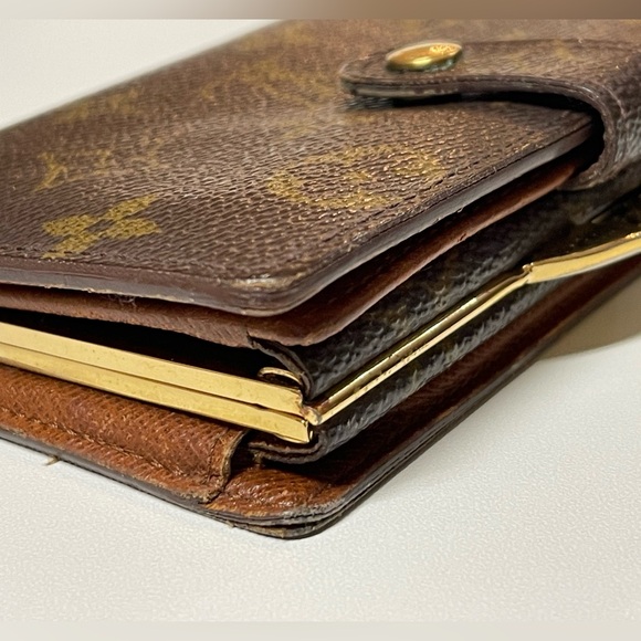 VINTAGE LOUIS VUITTON CLASSIC MONOGRAM KISS LOCK WALLET - Picture 4 of 16